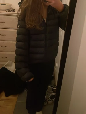 Svart dunjacka från colmar  - Säljer en svart dunjacka från colmar med puffig design och dragkedja framtill. Jackan har en hög krage och logotyp på ärmen. Perfekt för kalla vinterdagar och riktigt skön att bära. Säljer för att den är för stor för mig 