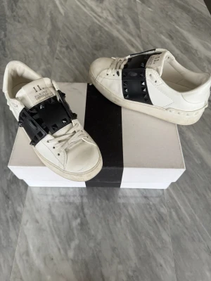 Valentino Rockstud skor - Valentino Rockstud skor - Skick: Fint skick - Tillbehör: Valentino kort - Nypris: 6000kr - TrendWardrobe