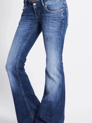 Blå bootcut jeans  - Säljer ett par klassiska blå bootcut jeans från Lee med fem fickor och normalhög midja. Jeansen har en snygg tvätt med lätt slitning och är tillverkade i mjukt denimtyg. Perfekta för dig som gillar retrovibbar och en bekväm passform. Knappt använda