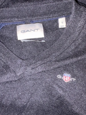 Gant tröja - En svart gant tröja som är väldigt skön, den har två små håk som ja vidar på bilderna 