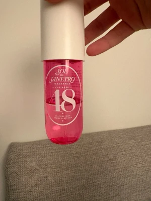 Sol de Janeiro 48 - Sol de Janeiro 48, luktar godis skulle jag säga. Luktar super gott, ungefär halva är använd som man kan se.