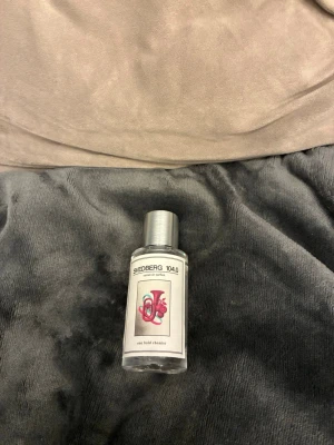 SVEDBERG 104.0  - Detta är en parfym från one bold chemist inspirerad av Louis Vuitton symphony, en citrusig blommig doft som ej föll mig i smaken. 49,9/50ml kvarstår