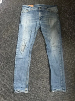 Dondup jeans - Tjena! Säljer nu ett par dondup jeans i fint skick utöver att det är lite sliter runt fickorna. Hör av dig vid frågor osv! Storlek W33 men passar mer W31