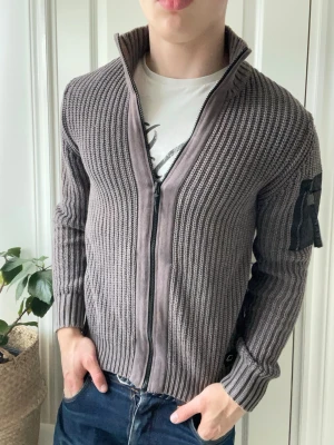 Replay cardigan  - Replay cardigan, Inga defekter förutom lite nopprig på toppen av kragen! Modellen i bilderna är 180 cm 75 kg och bär Storlek S , Kom med frågor! 🌟 (Kan gå ned i pris vid köp av paket 😉) 
