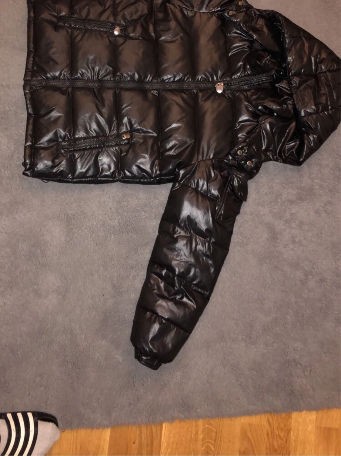 Svart dunjacka med huva - 1