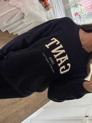 Sweatshirt  - Marinblå sweatshirt med tryck, storlek 170 i barn så jag skulle kalla den för en vuxen XS/S beroende på hur man vill att den ska sitta!! 🥰🥰🕺🏽