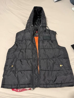 Svart dunväst med huva Alpha Industries - Svart dunväst med huva Alpha Industries