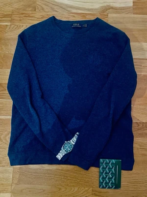 Mörkblå tröja från Polo Ralph Lauren - Snygg mörkblå tröja från Polo Ralph Lauren i Kashmir och merinoull. Storlek S