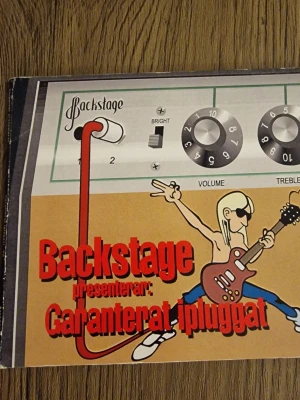 Backstage Garanterat Ipluggat -95 CD - Samling CD med rock och metalband från 1995, utgiven av Backstage. Omslaget har en tecknad gitarrist och förstärkare. Innehåller 22 låtar från olika svenska band. Perfekt för dig som gillar 90-talsmusik och vill upptäcka nya band.