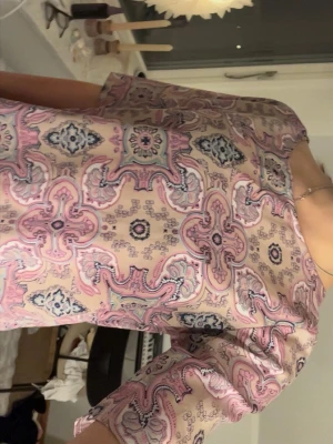 Fin semester topp - Jag säljer den här tröjan från Cubus, den är bra skick har inte använt mycket! Den är jätte fin till sommaren och ger av en semester vibe!💕💕