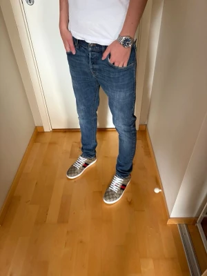 Dondup Jeans - Dondup Jeans! Mest efterfrågade jeansen på marknaden. Nypris= 3499kr!