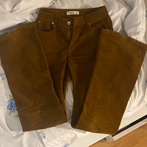 Manchesterbyxor - Supersöta bootcut manchesterbyxor från Pull & Bear! Litet hål på ena bakfickan men jag har sytt ihop det🙏