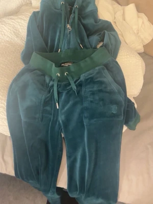 Juicy Couture  - Mörk grön Juicy couture sätt i bra skick. Väldigt fin till vardagen.