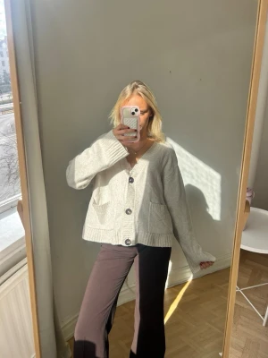 Beige oversized kofta med fickor💖💖 - Mysig beige kofta i oversized modell med stora knappar framtill och två rejäla fickor. Koftan har v-ringning och långa ärmar med ribbade muddar. Perfekt för lager på lager och chill stil.
