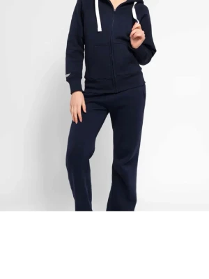 Marinblå hoodie från russemerch - Mysig marinblå zip hoodie från russemerch . Hoodien har dragkedja, vita snören och fickor framtill. Perfekt för chill dagar hemma.