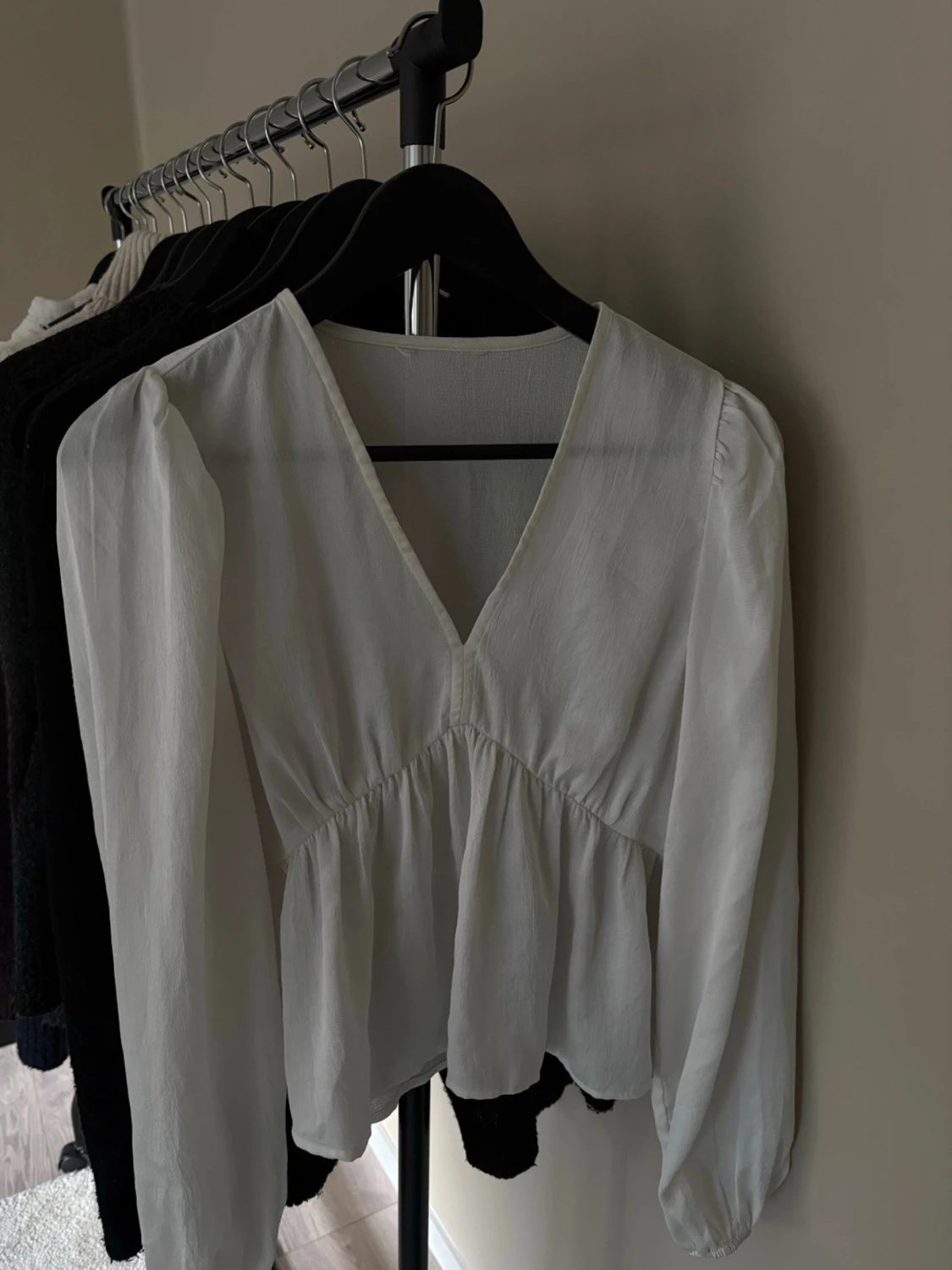 Vit blus med v-ringning och puffärm