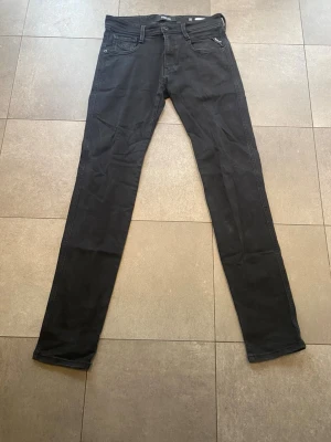 Replay Anbass - Säljer dessa snygga svarta replay anbass jeans med slim passform, W28 L32,  Bekväma och stilrena. Inte använda så mycket. Hör av vid frågor