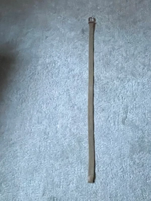 Beige flätat bälte med silverdetalj - Snyggt beige bälte med flätad design och silverfärgat spänne. Bältet har detaljer i ljust skinn vid spännet och är perfekt för att lyfta vilken outfit som helst. Passar till jeans, kjol eller byxor.30kr frakt bitalas av köpare.