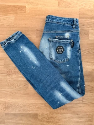 Philipp Plein Jeans - Storlek 31 (S) - Jeans från Philipp Plein i storlek 31 (passar S eller liten M). Obs byxorna har en liten reva på baksidan (se bild), som går att lappa ihop för typ en 50-lapp med denim-lappar, finns på exempelvis ÖoB, Lindex & liknande.