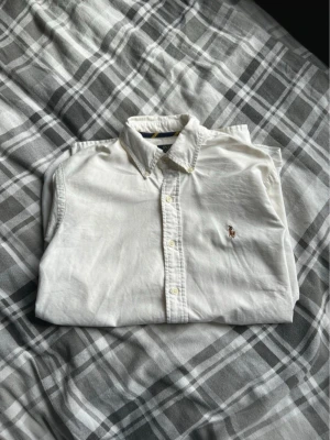 Polo Ralph Lauren Skjorta Custom Fit - | Polo Ralph Lauren | Skjorta | Custom Fit |Vit | Medium | Custom Fit | Mycket Bra Skick | 399kr |  Axelbredd: 44cm  Längd: 70cm  Skickas inom 24h📦  Kontakta vid minsta fråga eller fundering🤩