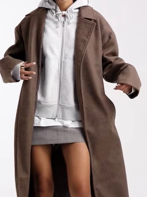 Brun oversized kappa  - Snygg brun oversized kappa från brave soul med bred krage och djupa fickor. Kappan har rak passform och är fodrad för extra komfort. Tillverkad i mjukt material som ger en stilren och modern look. Perfekt för dig som gillar minimalistisk och trendig stil.