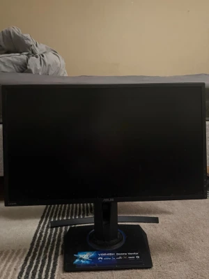 ASUS VG245H gaming monitor - Säljer en ASUS VG245H gaming monitor med 24 tums skärm. Skärmen är svart med en stabil fot och har HDMI-anslutning. Perfekt för gaming eller som extra skärm till datorn. Modern design med tydlig ASUS-logga på baksidan. Säljs pga nyköp, den är jätte fräsch och skön mycket justerbar också. 