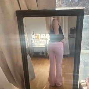 pink x loveshackfancy yoga pants  - sjukt sköna yoga pants från PINK x LOVESHACKFANCY 🩷 helt nya!! ok att köpa direkt 🤍