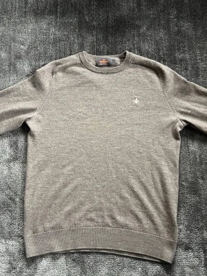 Morris crewneck - Fet Morris tröja som är perfekt till våren. Riktigt bra skick, är i 100% merino ull. Hör av dig vid frågor.