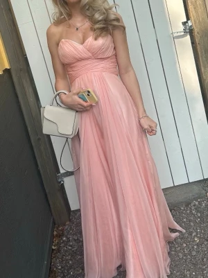 Rosa balklänning  - Säljer min ljusrosa bal klänning från förra året! Den är uppsydd och passar om man är mellan 160-170. I bra skick då den bara används en gång,men dock lite smutsig längst ned men de är inget som syns. I klänningen står det storleken 00 men skulle säga att den är XS!💕💕