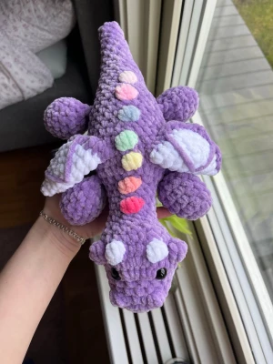 Lila regnbågsdrake🌈💜 - Ett tag sedan jag gjorde drakar men hade ljugit om jag sa att jag inte var obsesseeed men regnbågsfärgerna. Därför fick det bli några stycken denna gången🤭🌈💜 !Dessa innehåller säkerhetsögon som inte rekommenderas för barn under 3 år! 