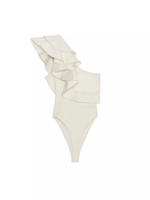 Vit asymmetrisk body med volanger - Supersnygg vit body med en axel och stora volangdetaljer över axeln och bröstet. Kroppsnära passform och hög benskärning ger en trendig siluett. Tillverkad i ett mjukt, stretchigt material som sitter bekvämt mot huden. Perfekt för dig som vill sticka ut med en unik look. Har prislapp kvar och är helt oanvänd 