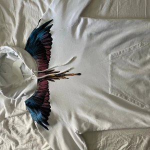 MARCELO BURLON HOODIE - Säljer min marcelo burlon hoodie eftersom den inte kommer till andvändning, använd ett fåtal gånger men ser helt ny ut. Allting inkl kvitto finns med
