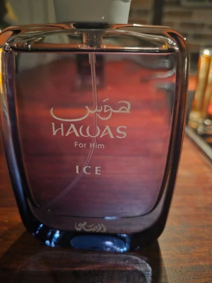 Hawas Ice For Him parfym - Hawas Ice For Him är en parfym med en elegant, rektangulär flaska i transparent mörkblått glas. Flaskan har silverfärgad text och ett stilrent lock. Doften är framtagen för män och har en modern, fräsch känsla. Full