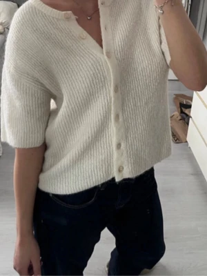 Vit ribbad kofta med kort ärm - Hej, säljer min jättesnygga vita kofta då den inte kommer till användning. Nästan helt ny och andvända max 2 gånger. Skriv för fler bilder eller prisförslag. Passar xs och s