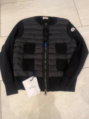 Moncler cardigan dam  -  Jag har digital  kvitto . Den passar som s/xs