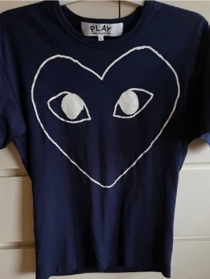 Cdg t shirt - Schysst Cdg t shirt, jättebra skick, storlek M men sitter som en M/S. 