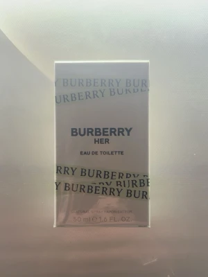 Burberry Her Parfym - Säljer en helt oöppnad o fräsch Burberry Her parfym då jag bara vill bli av med den. De inget fel eller så på den, aldrig använd och den är såklart äkta. Om du har frågor eller är intresserad så är det bara att höra av dig🤝