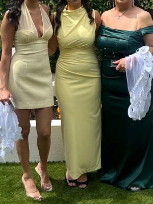 Klänningen i mitten, ljusgul långklänning  - Super fin figursydd gul lång klänning som passar perfekt till evenemang som gäst på bröllop eller en mindre fest som tex förlovning pris var ungefär 700