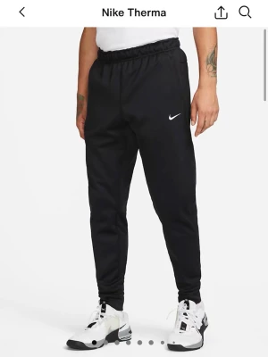 NYA Nike träningsbyxor - Säljer dessa Träningsbyxor som endast är använda en gång på gymmet och självklart tvättade. Säljer dem då jag är 190 med långa ben och dessa är så lite för korta för mig, passar bättre för den som är 180-185cm. Funkar perfekt som byxor till gymmet eller löparbyxor.  Nypris 749 kr.