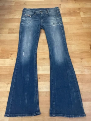 Lowwaist Diesel jeans  - Såå snygga lågmidjade flare jeans från Diesel. Säljer då dom inte kommer till användning. W26 och L30, midjemått 37,5cm innerbenslängden 77cm