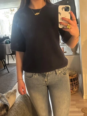 Mörkblå stickad tröja från Lindex - En mörkblå stickad tröja i storlek xs. Säljs eftersom jag inte använder. 