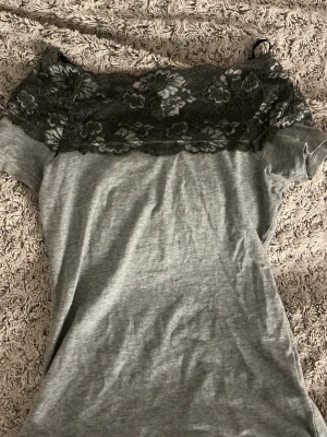 Grå topp med spets från H&M - Snygg populär top ifrån h&m 