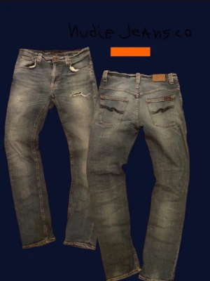 Nudie Jeans - Säljer ett par Nudie jeans med riktigt feta slitningar. !extremt bra pris bara idag!                              Modell: Thin Finn                                               Storlek: 30/32                                                            Skick: 8/10                                                               Frakt: inom 24h                                                          Hör gärna av dig med frågor och funderingar!