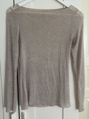 Beige långärmad topp Intimissimi - Superskön beige långärmad topp från Intimissimi i ultralätt material med kashmir. Enkel och stilren design som passar perfekt till alla dina outfits. Tunn och mjuk känsla. Passar till alla klädstilar. Använd fåtal gånger!!