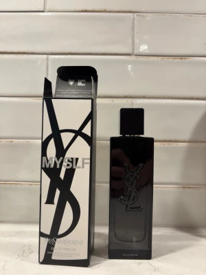 •	YSL Myself Eau de Parfum  - YSL MYSELF Eau de Parfum   Helt ny och oanvänd.   Elegant och modern doft som funkar perfekt på sommaren ☀️  Doftnoter: • Äpple 🍏   • Salvia 🌿   • Vanilj 🍦    Fräsch, lite söt och väldigt stilren – passar både dag och kväll.  • Helt ny   • Originalflaska   • Fungerar perfekt   • Förvarad bra    Fraktas samma dag 📦    En riktigt fin designerdoft till bra pris