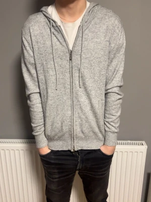 Ljusgrå Kashmir/merinoull zip  - Säljer en Kashmir/merinoull zip. Bra skick bara lite nopprig. Modellen är 181. Skriv vid fler frågor eller liknande!