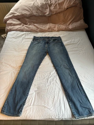 Blå raka jeans från Levi's - Klassiska blå jeans från Levi's med rak passform och fem fickor. Storlek 32/32 men må vara lite mindre då jeanses har tvättats ett antal gånger. Fortfarande fina jeans från levi's och ett bra kap för pengarna då det originellt kostar runt 1100kr.