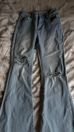 Ljusblå bootcut jeans - Säljer ett par ljusblå bootcut jeans. Strl Petite S. Sparsamt använda. Midwaist