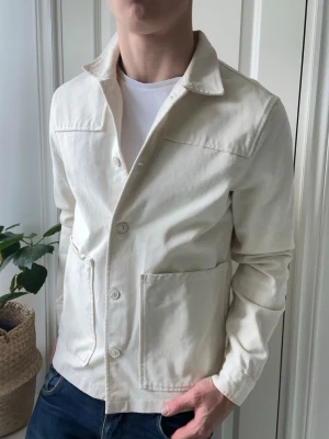 A days march overshirt  - A days march overshirt - väldigt vårig och najs. Inga defekter! Modellen i bilderna är 180 cm 75 kg och bär Storlek s, skulle inte rekommendera till någon större, Kom med frågor! 🌟 (Kan gå ned i pris vid köp av paket 😉) 