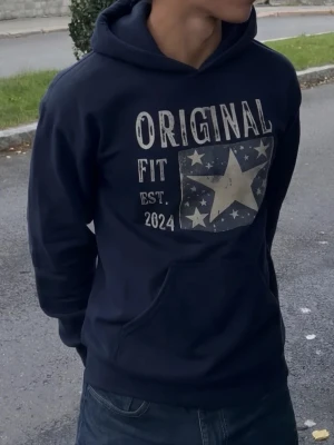 Marinblå SCNDI hoodie ORIGINAL FIT - Snygg marinblå hoodie från SCNDI med tryck framtill, utan snören 